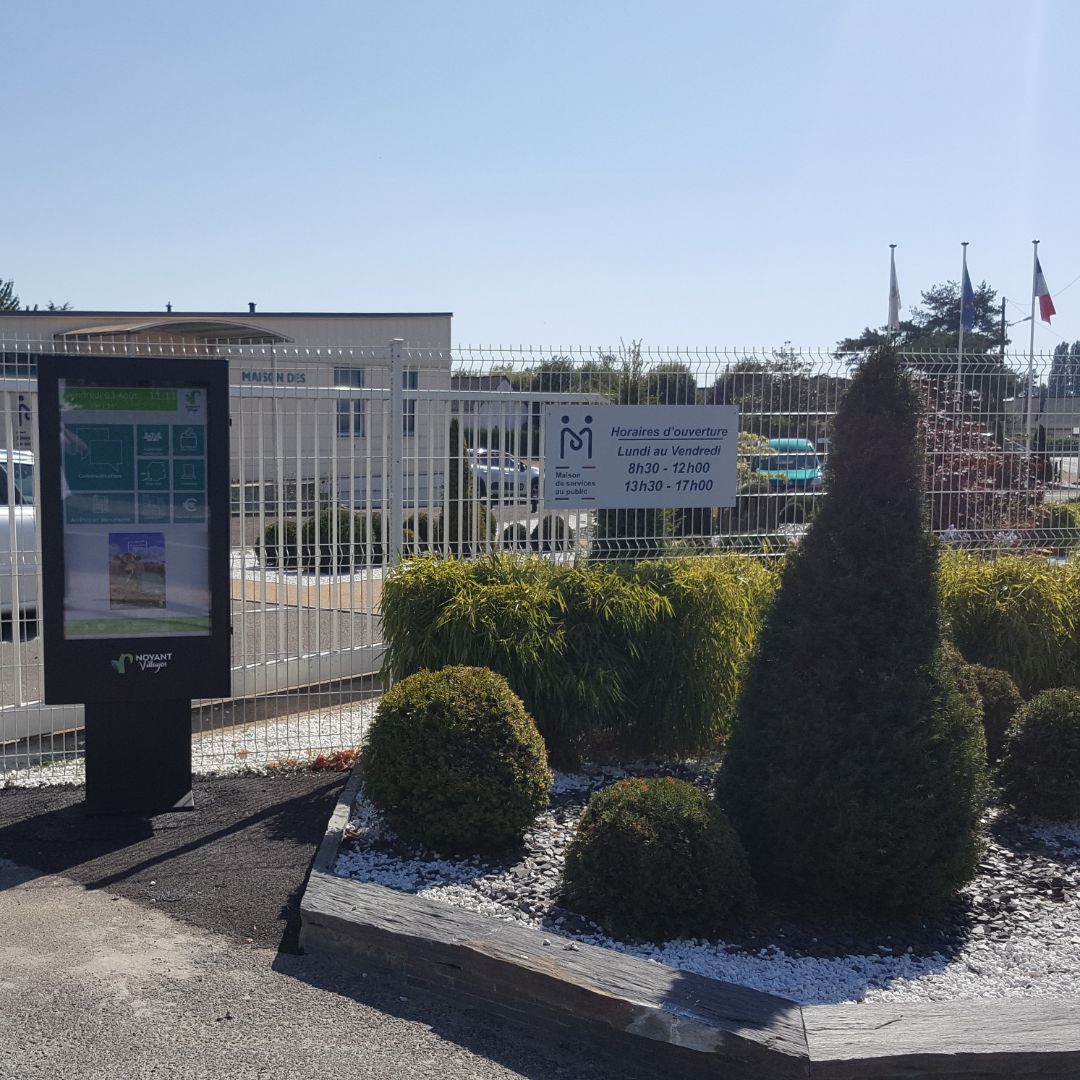 Borne interactive extérieure diffusant de l'affichage légal et réglementaire