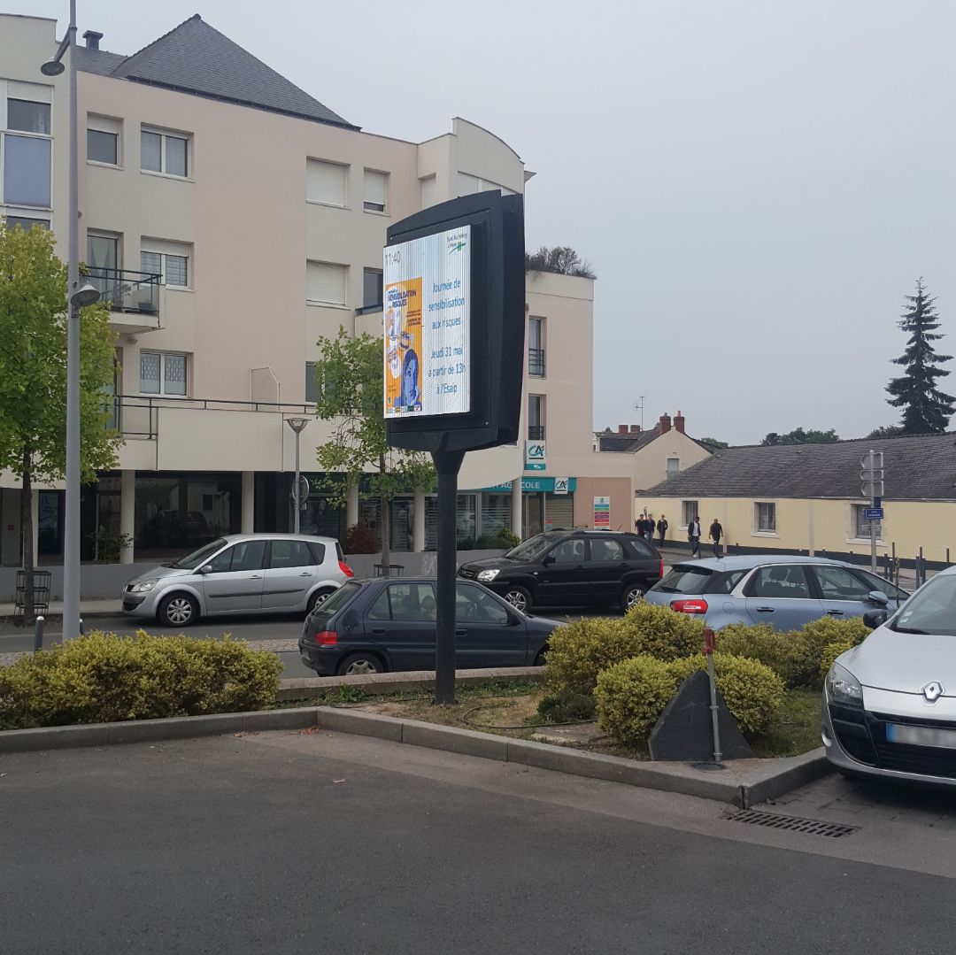 Panneau led double face diffusant de l'information aux citoyens