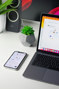 ordinateur et téléphone sur bureau