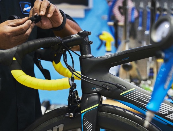 Un homme qui répare un vélo