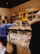 boulangerie ou 'sont voit deux femmes se faire servir