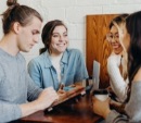Un groupe de personne de 4 qui font une réunion