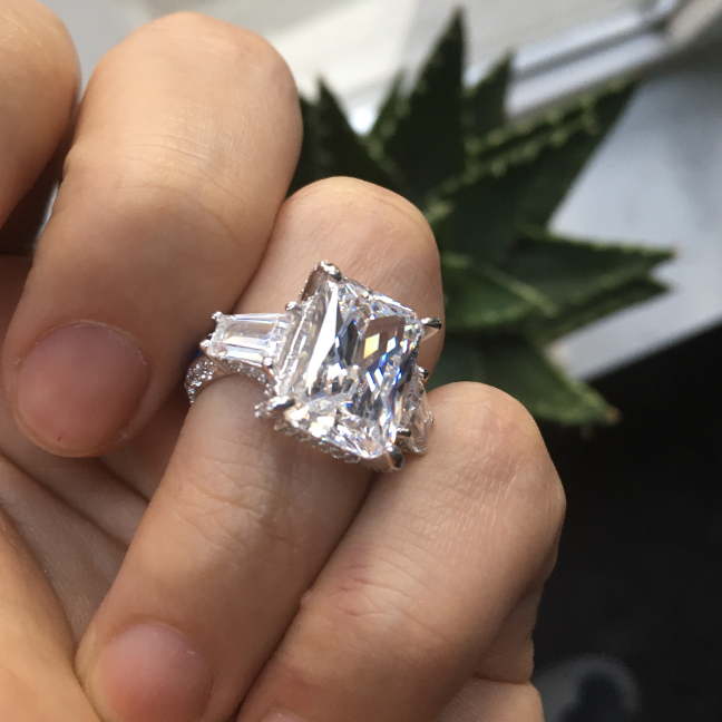 خاتم إيتالو للخطوبة مكون من ثلاثة أحجار متألقة من الياقوت الأبيض من الفضة الإسترليني 925 يزن 8 جرامات بعرض 6.75 مم بسمك 2.35 ملم وزن الحجر المركزي 9.25 قيراط مطلي بالروديوم ويعطي المظهر البلاتيني وخال من النيكل، خاتم إيتالو للخطوبة مكون من ثلاثة أحجار متألقة من الياقوت الأبيض من الفضة الإسترليني 925، خاتم إيتالو للخطوبة مكون من ثلاثة أحجار متألقة من الياقوت الأبيض، خاتم إيتالو للخطوبة، شراء خاتم إيطالو للخطوبة مكون من ثلاثة أحجار من الياقوت الأبيض، خاتم إيطالو للخطوبة مكون من ثلاثة أحجار من الياقوت الأبيض أفضل شراء، سعر خاتم إيطالو للخطوبة مكون من ثلاثة أحجار من الياقوت الأبيض، شراء خاتم إيطالو للخطوبة مكون من ثلاثة أحجار من الياقوت الأبيض بأفضل وأرخص سعر، تكلفة وثمن خاتم إيطالو للخطوبة مكون من ثلاثة أحجار من الياقوت الأبيض، تجربة ارتداء خاتم إيطالو للخطوبة مكون من ثلاثة أحجار من الياقوت الأبيض، مراجعة خاتم إيطالو للخطوبة مكون من ثلاثة أحجار من الياقوت الأبيض، إستعراض خاتم إيطالو للخطوبة مكون من ثلاثة أحجار من الياقوت الأبيض، خاتم إيطالو للخطوبة مكون من ثلاثة أحجار من الياقوت الأبيض طلب عبر الإنترنت، خاتم إيطالو للخطوبة مكون من ثلاثة أحجار من الياقوت الأبيض أفضل تسوق الكتروني، خاتم إيطالو للخطوبة مكون من ثلاثة أحجار من الياقوت الأبيض نسخة عالمية، خاتم إيطالو للخطوبة مكون من ثلاثة أحجار من الياقوت الأبيض جديد وأصلي، خاتم إيطالو للخطوبة مكون من ثلاثة أحجار من الياقوت الأبيض آخر نسخ