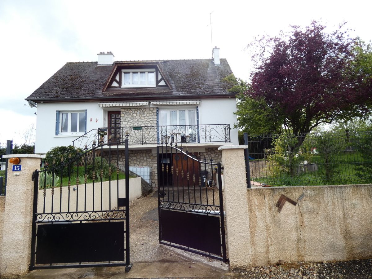 Une maison sur un sous-sol total dans un village, petits commerces à 199 000 €