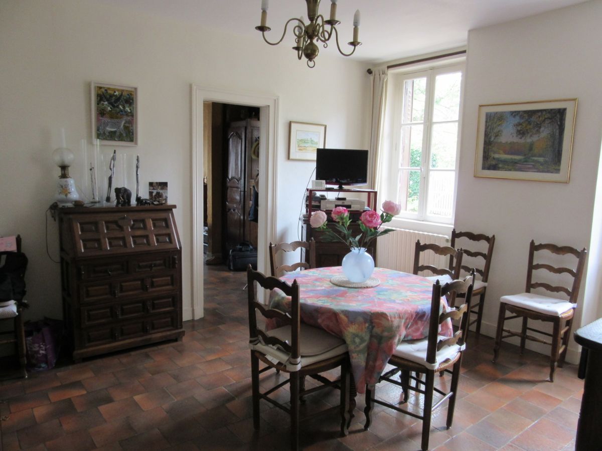 Propriété de 2 maisons centre village à 12 mn de Verneuil sur Avre à 260 000 €.