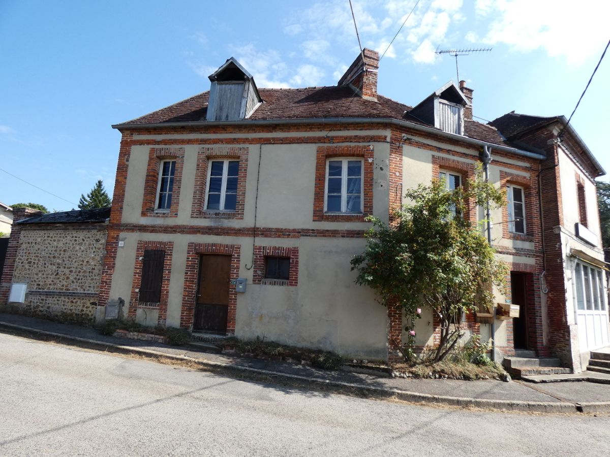 Deux habitations attenantes proche centre ville de Rugles à 169 000 €