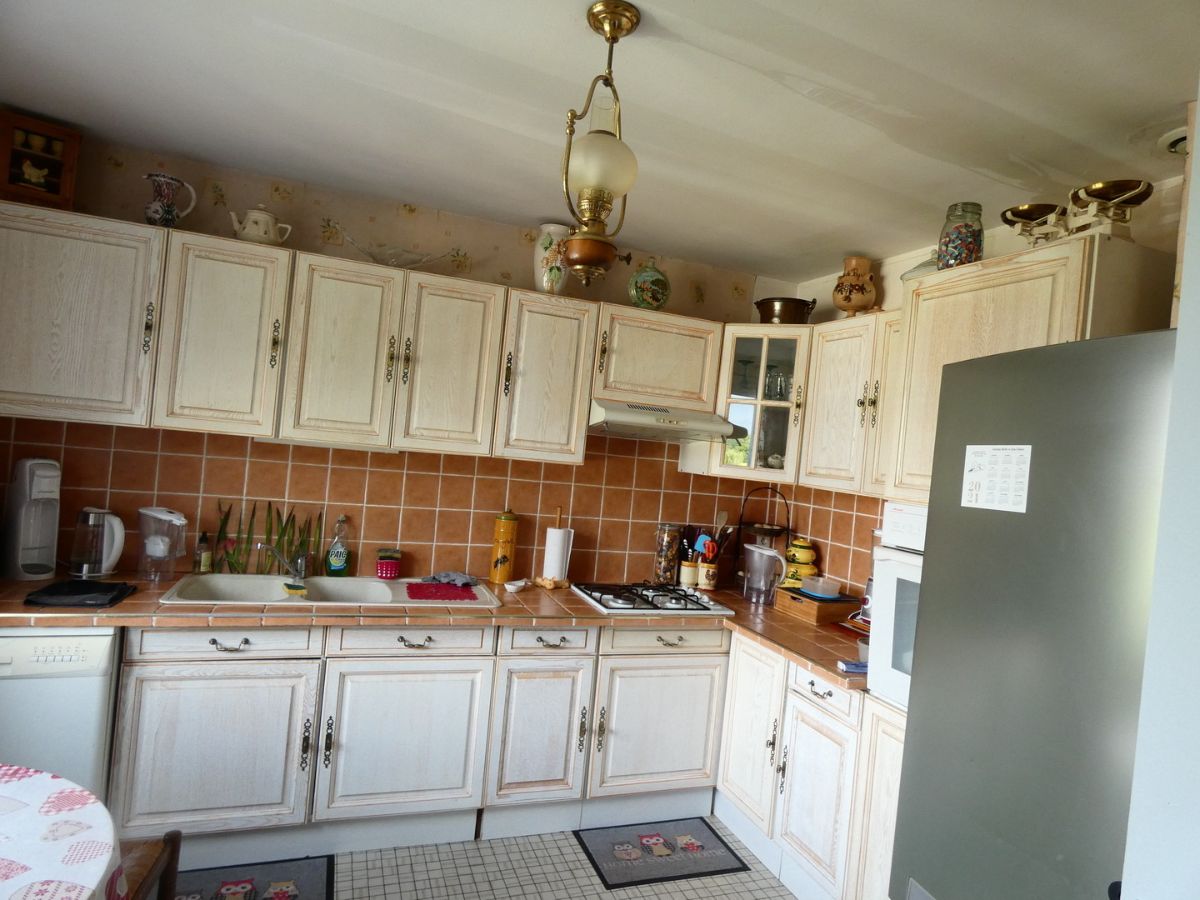 Une maison sur un sous-sol total dans un village, petits commerces à 199 000 €