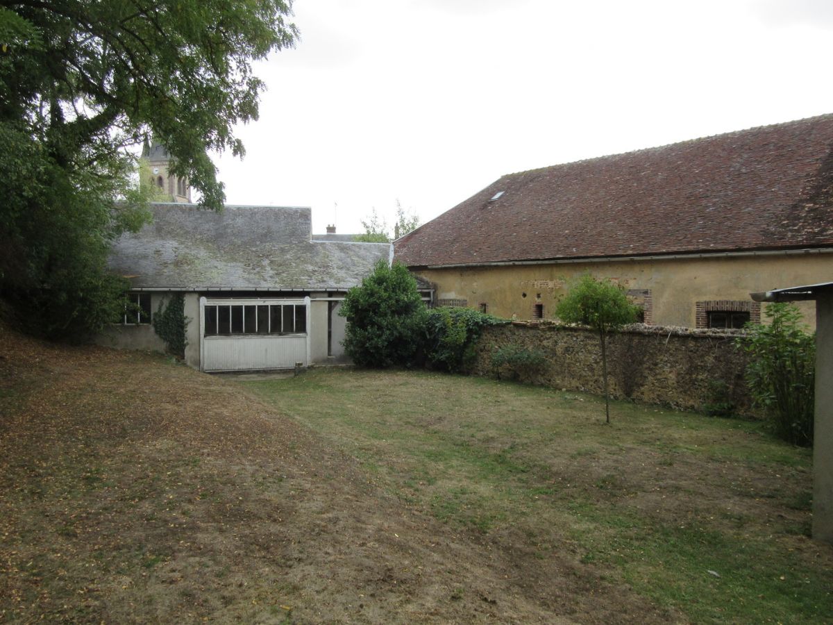 Propriété de 2 maisons centre village à 12 mn de Verneuil sur Avre à 260 000 €.