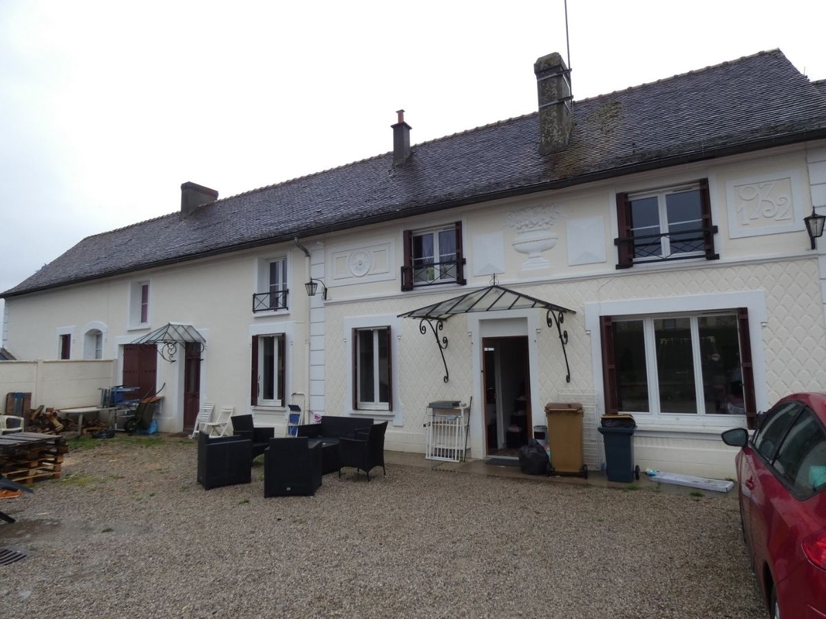 Maison ancienne dans une village du perche proche de toutes commodités à 139 000 €