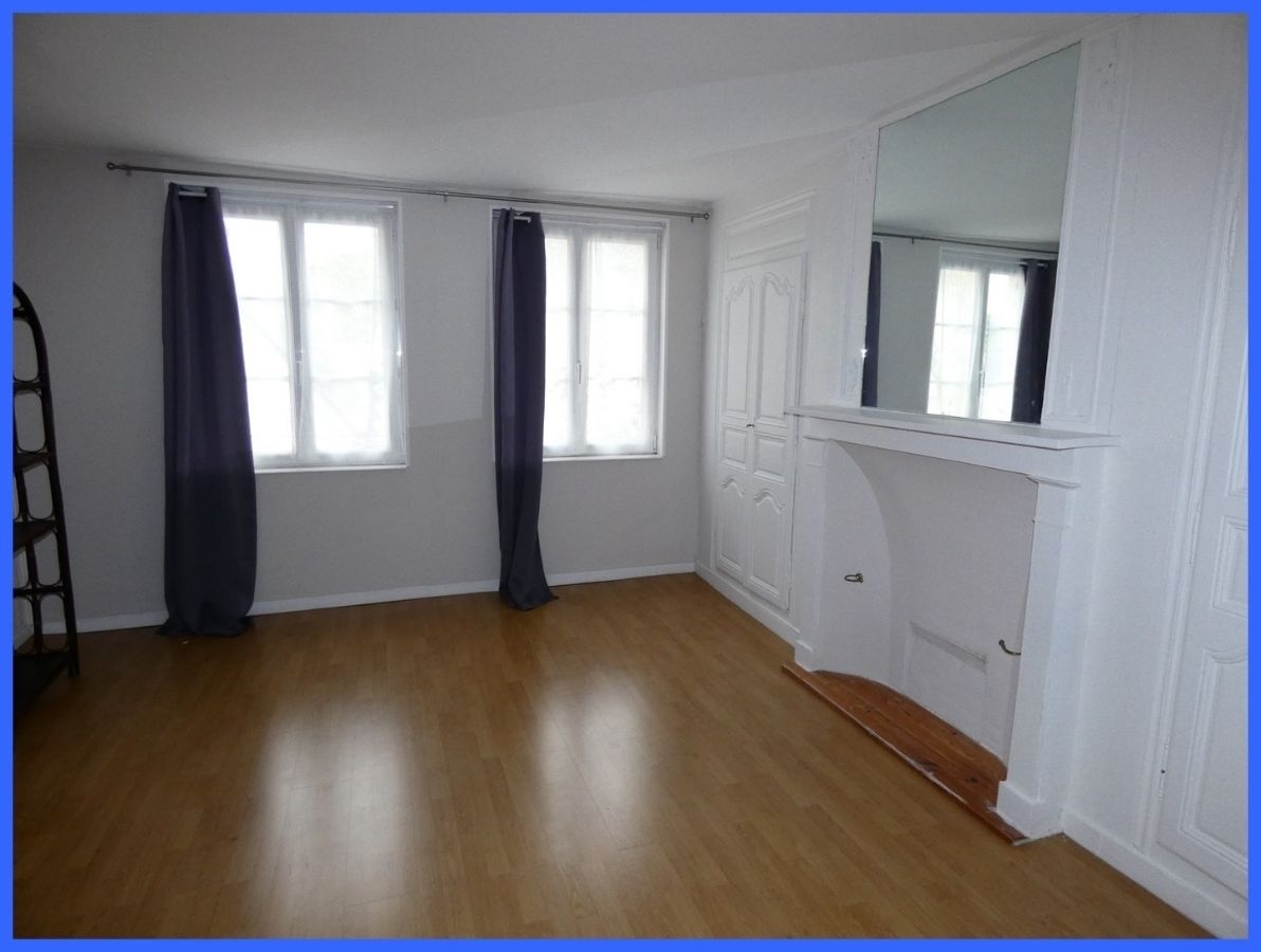 Plein centre ville de Rugles local et appartement libre d'activité à 86 000 €