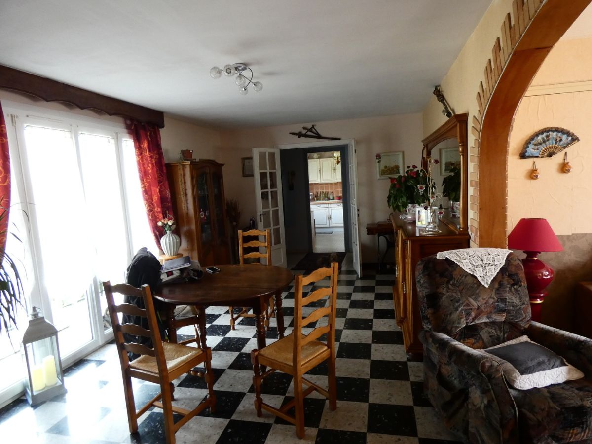 Une maison sur un sous-sol total dans un village, petits commerces à 199 000 €