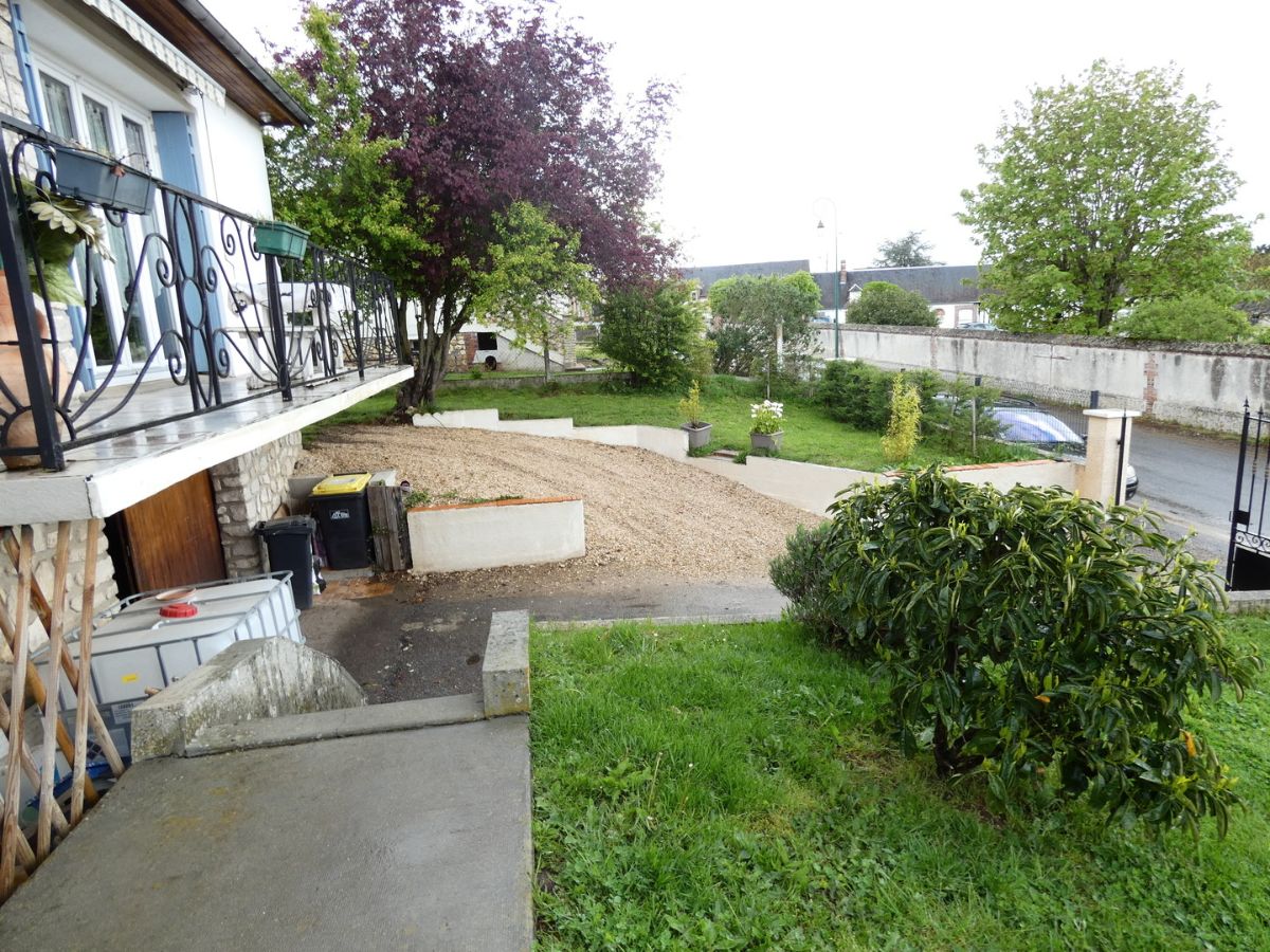 Une maison sur un sous-sol total dans un village, petits commerces à 199 000 €