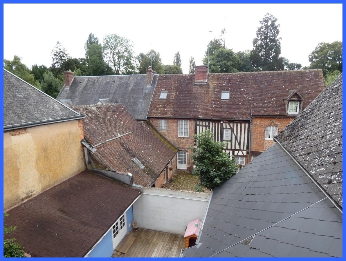 Plein centre ville de Rugles local et appartement libre d'activité à 86 000 €