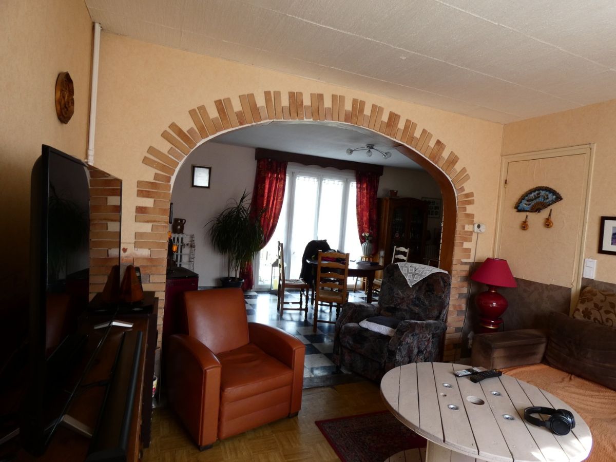 Une maison sur un sous-sol total dans un village, petits commerces à 199 000 €