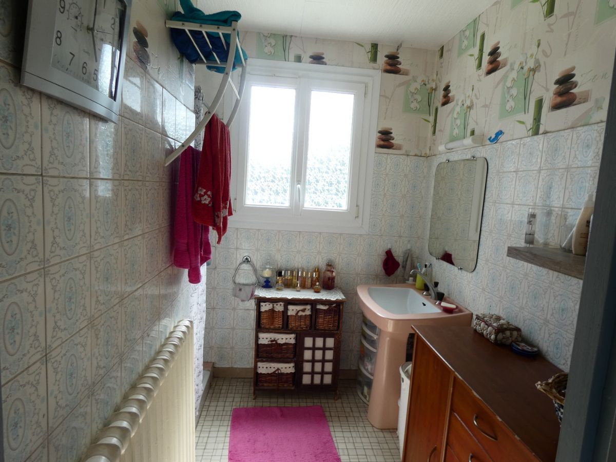 Une maison sur un sous-sol total dans un village, petits commerces à 199 000 €