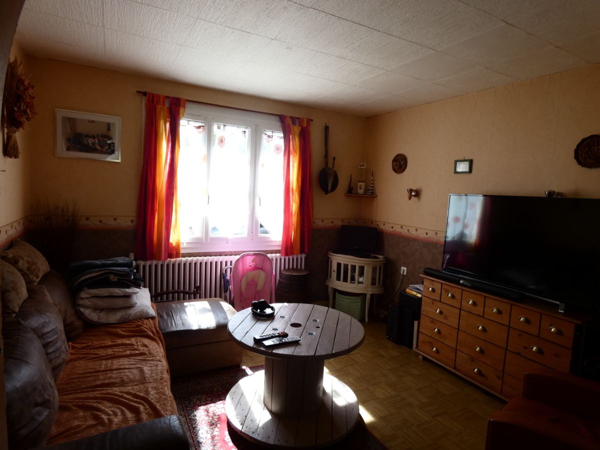 Une maison sur un sous-sol total dans un village, petits commerces à 199 000 €