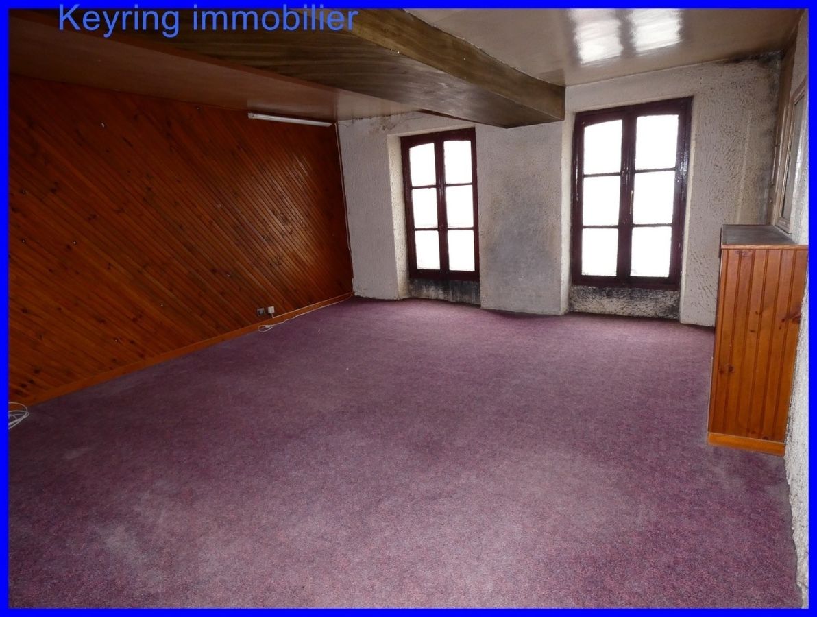 Centre village tous commerces, ancien local commercial avec logement à 65 000 €