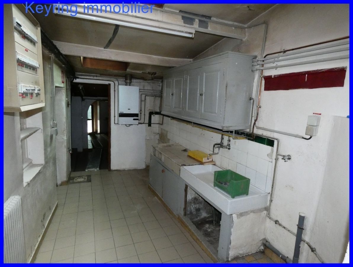 Centre village tous commerces, ancien local commercial avec logement à 65 000 €