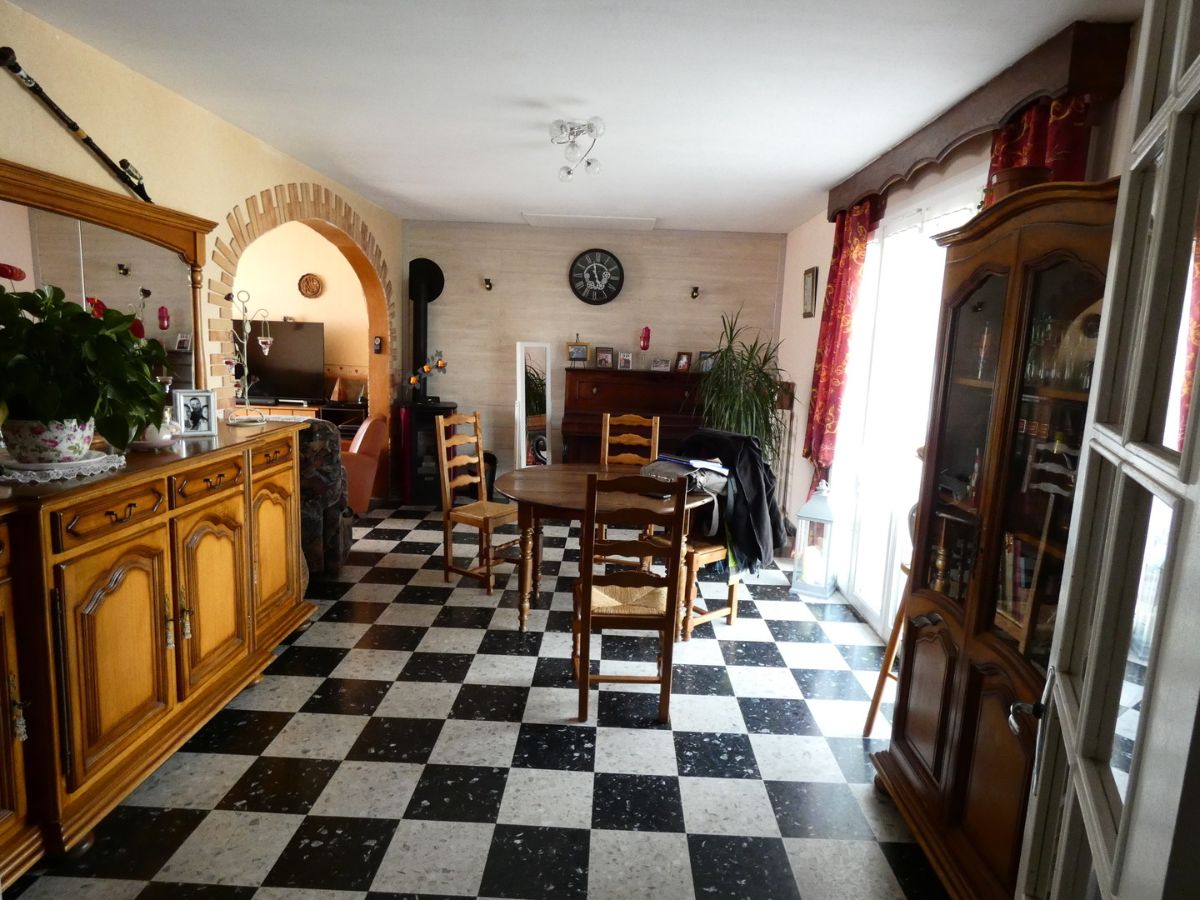 Une maison sur un sous-sol total dans un village, petits commerces à 199 000 €