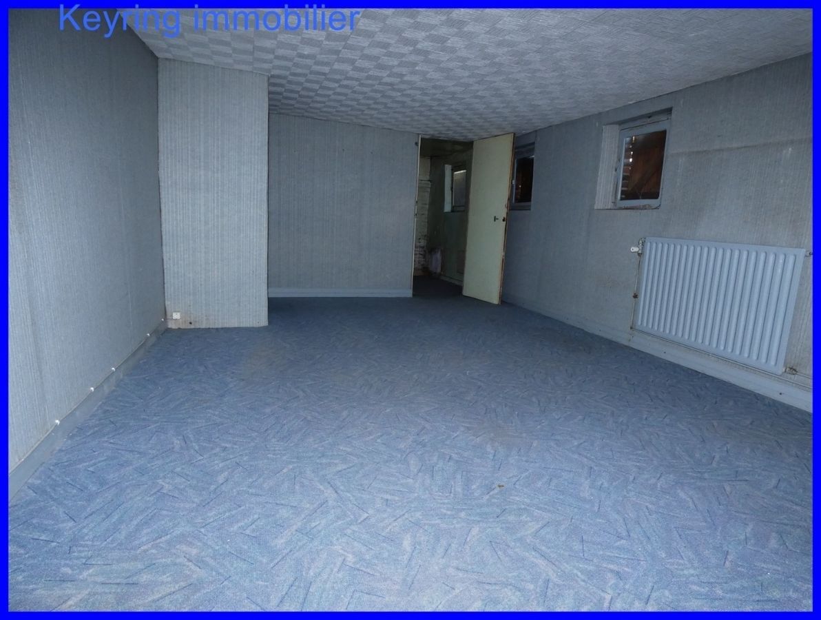 Centre village tous commerces, ancien local commercial avec logement à 65 000 €