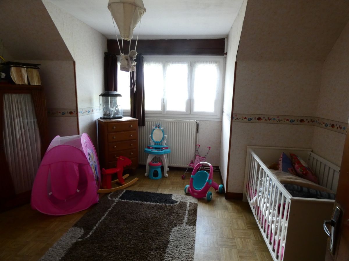 Une maison sur un sous-sol total dans un village, petits commerces à 199 000 €
