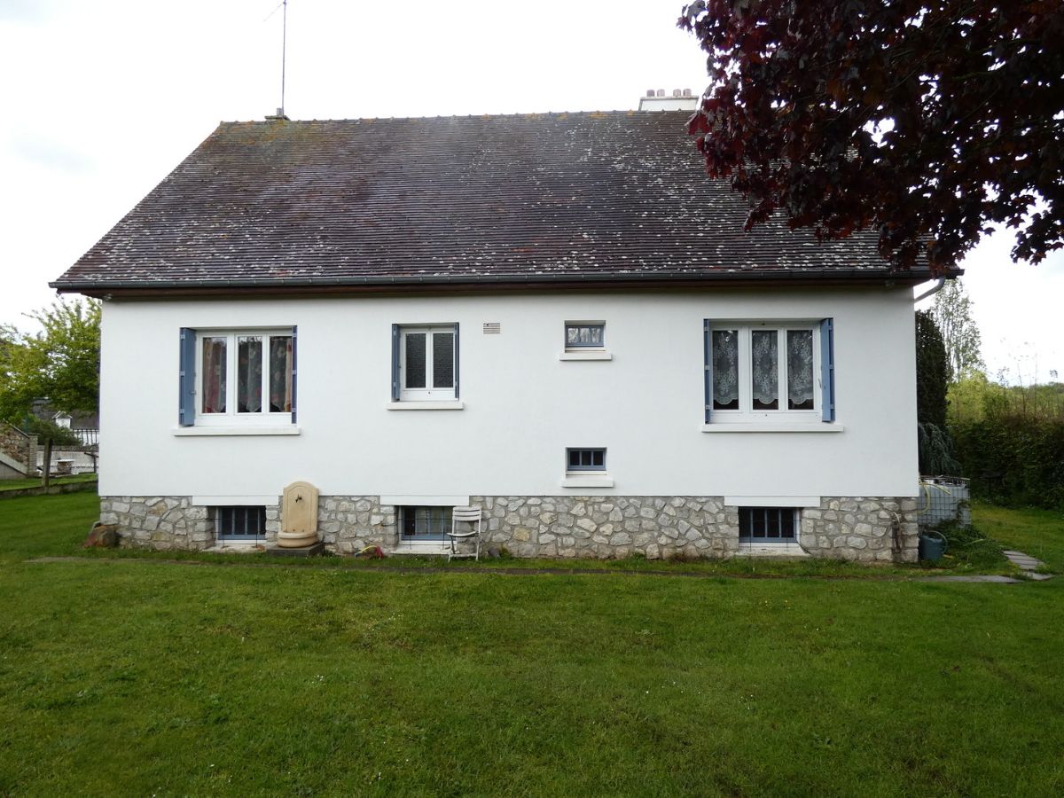 Une maison sur un sous-sol total dans un village, petits commerces à 199 000 €