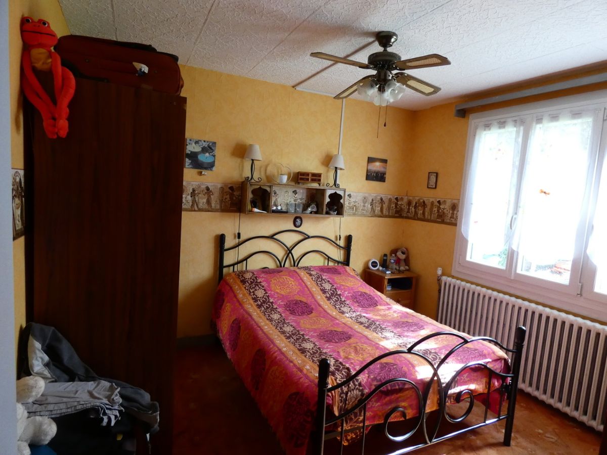 Une maison sur un sous-sol total dans un village, petits commerces à 199 000 €