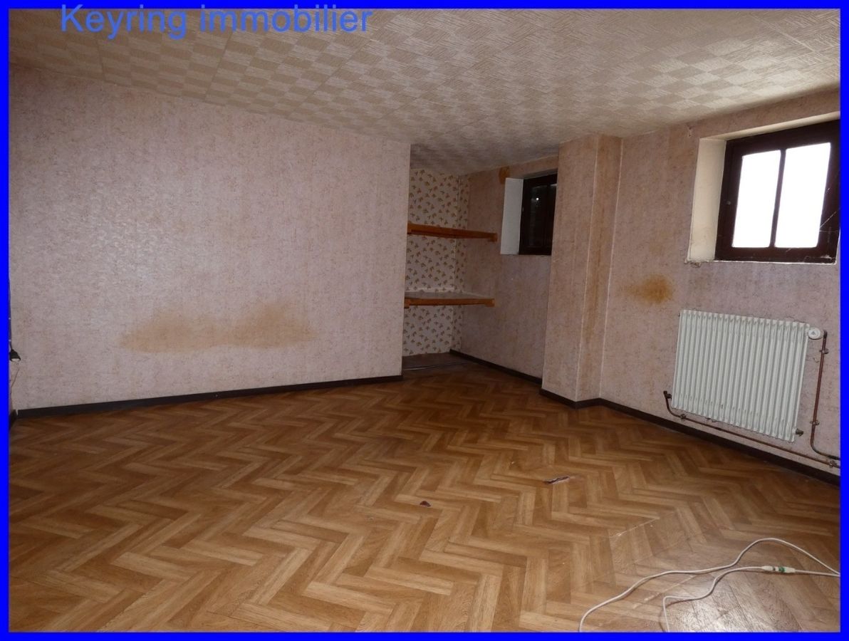 Centre village tous commerces, ancien local commercial avec logement à 65 000 €