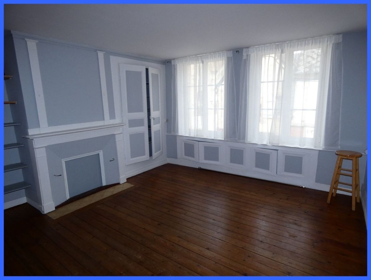 Plein centre ville de Rugles local et appartement libre d'activité à 86 000 €