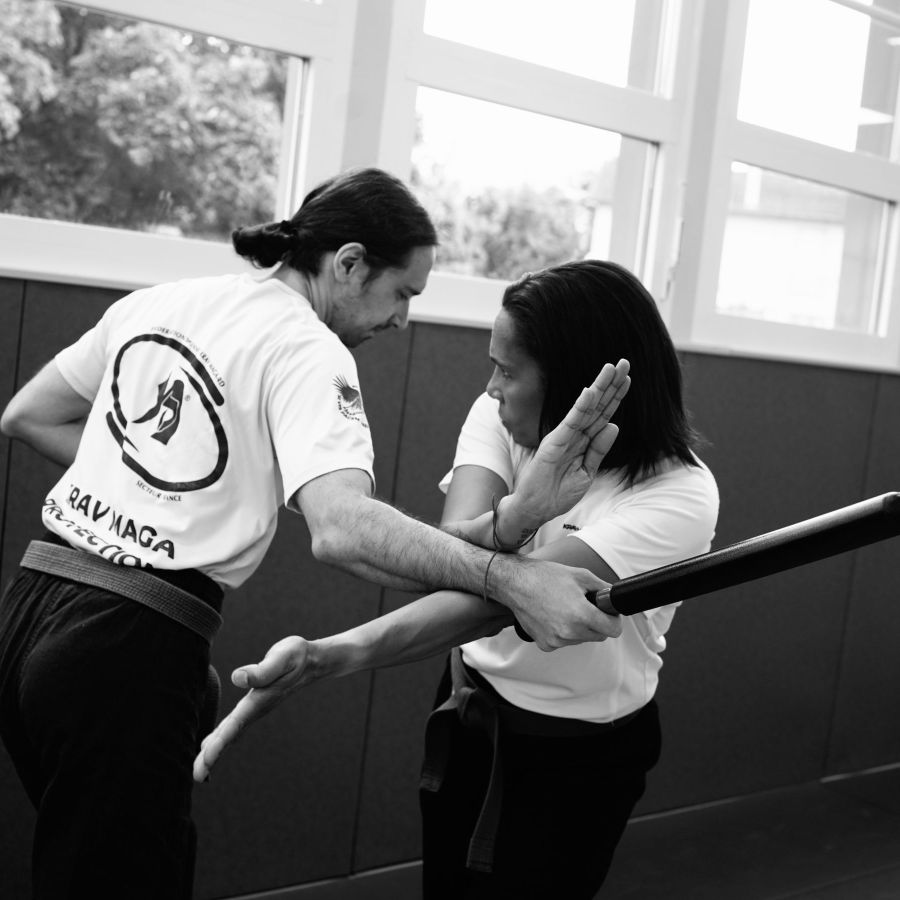 @slane-coaching_kravmaga_selfdefense_attaque-au-baton_sandrine-salmier_adrien