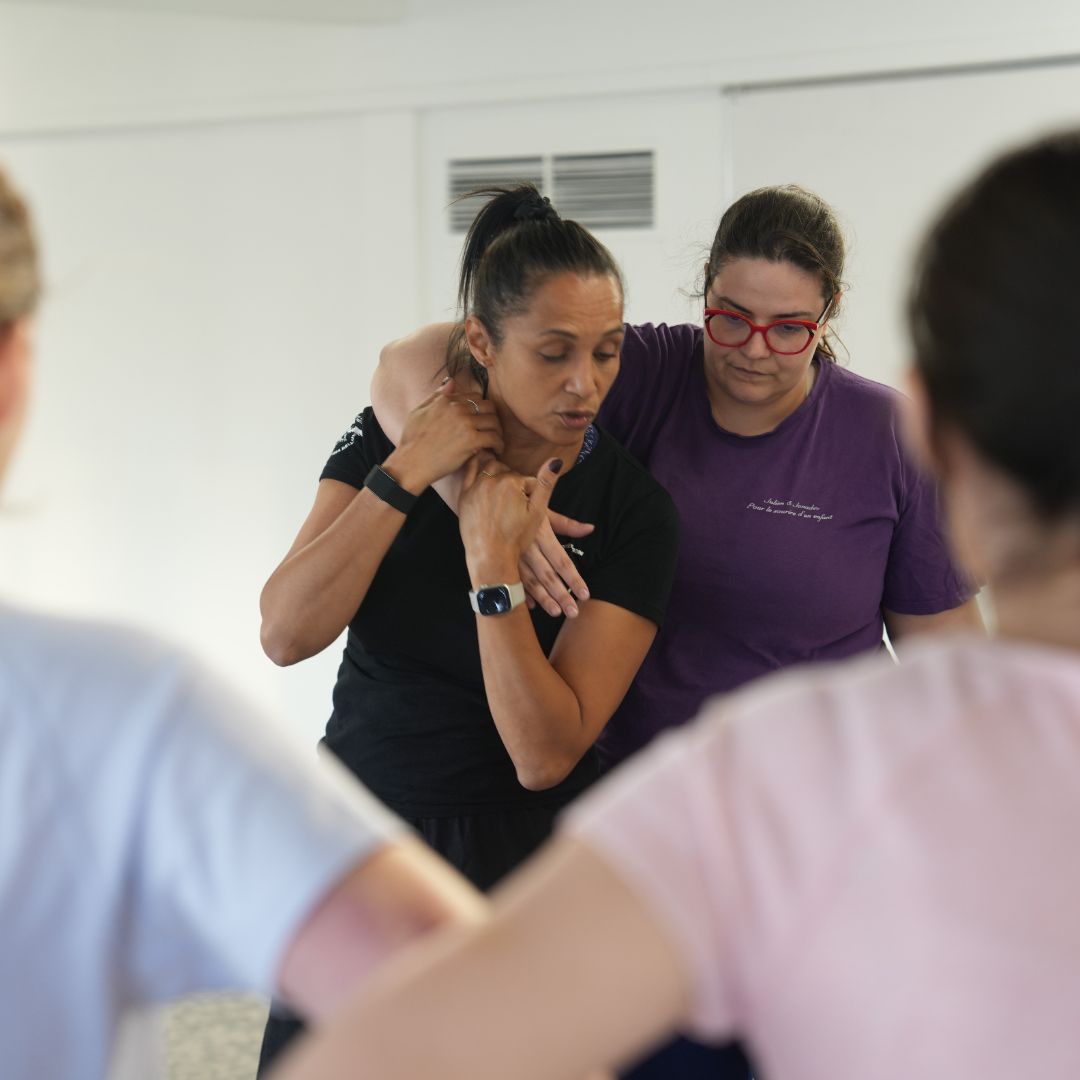 technique de defense contre saisie de tête de dos krav maga FEKM self defense