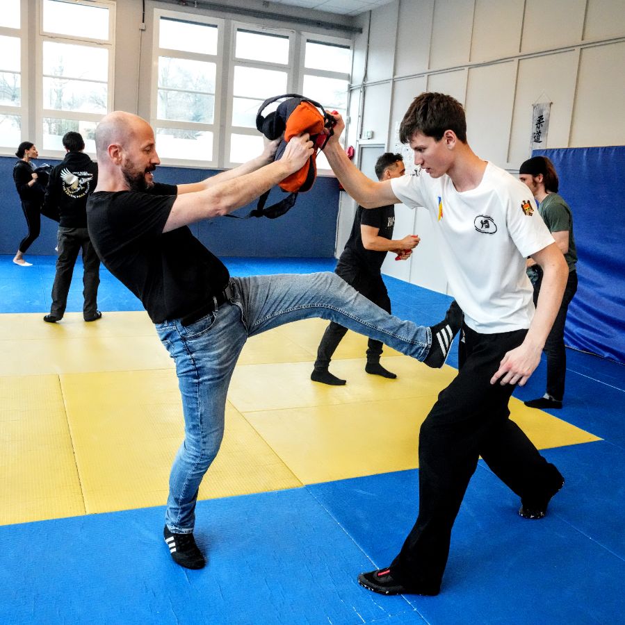 Parade couteau civil 360 krav maga protection FEKMRD club Champigny sur marne KMP Krav Maga Protection 94500 Self defense