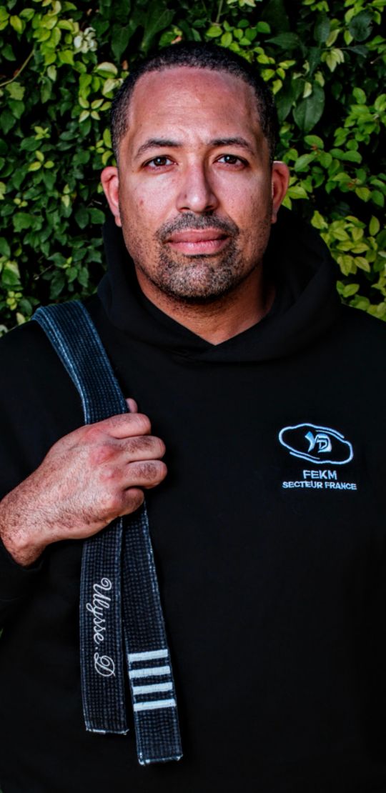 Ulysse DUMOULIN Président et fondateur de l’Association Krav Maga Protection Head Coach et Directeur technique de KMP Moniteur de Krav Maga civil et militaire FEKM Ceinture noire 2ème darga FEKM Coach MMA level 1 IMMAF Instructeur ASP