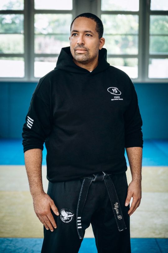 Ulysse DUMOULIN Président et fondateur de l’Association Krav Maga Protection Head Coach et Directeur technique de KMP Moniteur de Krav Maga civil et militaire FEKM Ceinture noire 2ème darga FEKM Coach MMA level 1 IMMAF Instructeur ASP