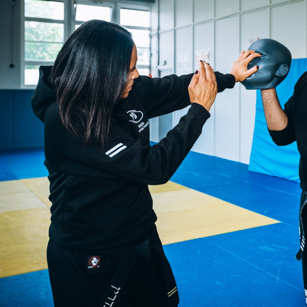Self defense by Slane Coachin Monitrice de Krav Maga FEKM RD chez Krav Maga Protection KMP