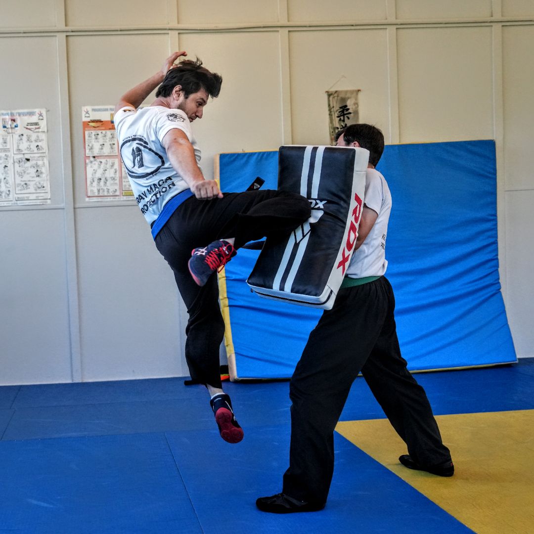 Genou sauté programme ceinture marron de krav maga fekm Rd Ion IOVU champigny sur marne self defense Krav Maga Protection